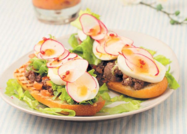 Тосты с печенью и овощами