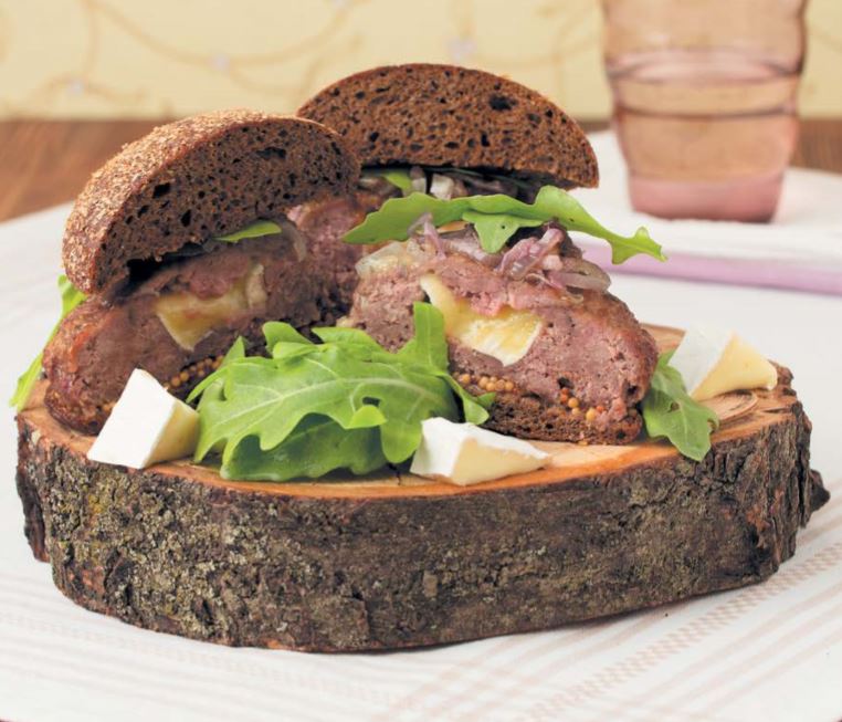 Бургеры с сыром бри и луком-шалотом