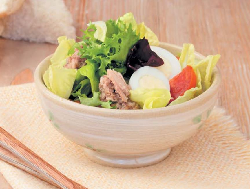 Салат с помидорами черри и консервированным тунцом