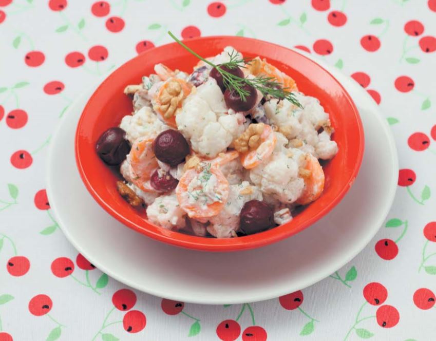 Салат из цветной капусты с вишней