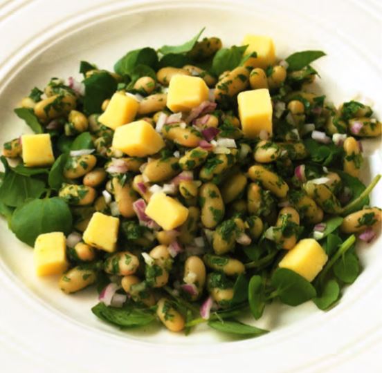 Салат из фасоли и копченого сыра