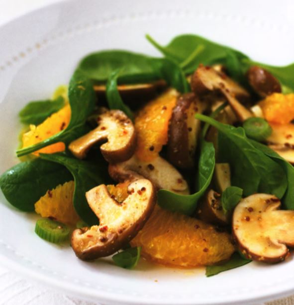 Салат из грибов ассорти, шпината и апельсинов