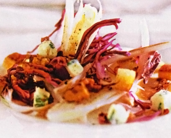 Салат из красной капусты с грецкими орехами, сыром и гренками