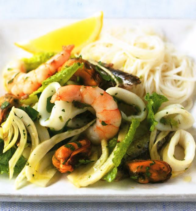 Салат из морепродуктов и фенхеля с анчоусной заправкой