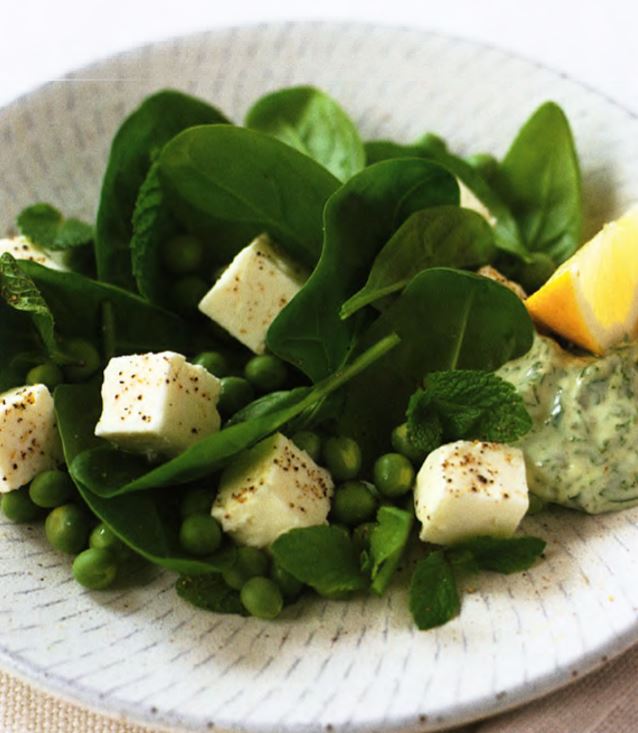 Салат из сыра фета и гороха под майонезом с водяным крессом