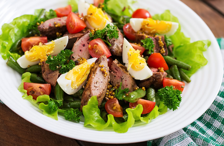 Салат с куриной печенью и зеленой фасолью