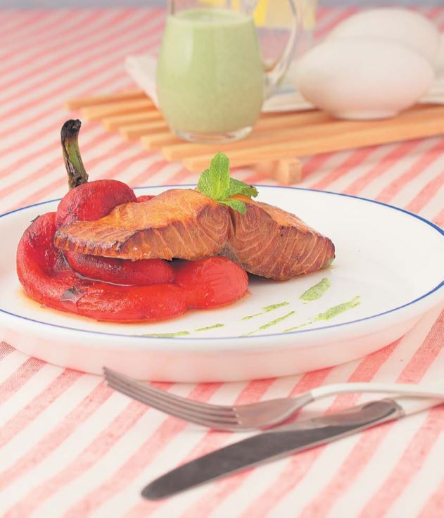 Семга, «копченая» на чае, со сладким перцем