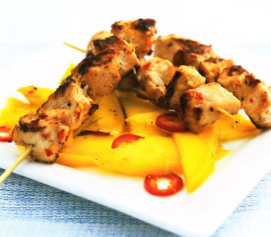Шашлыки из свинины с салатом из манго и перцем чили