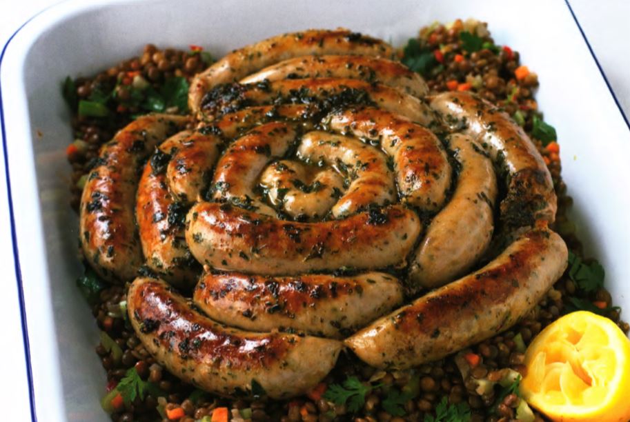 Сицилийские колбаски барбекю с чечевичным салатом