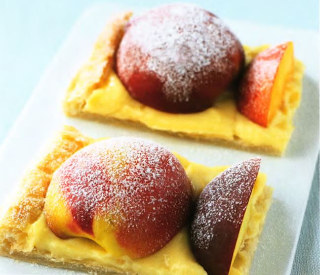 Слоеный торт с персиками и нектарином