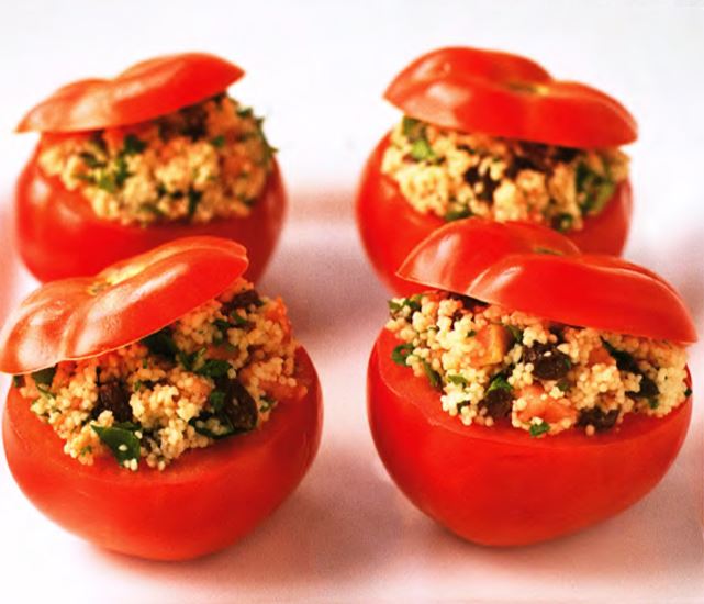 Свежие помидоры с фруктовым кускусом