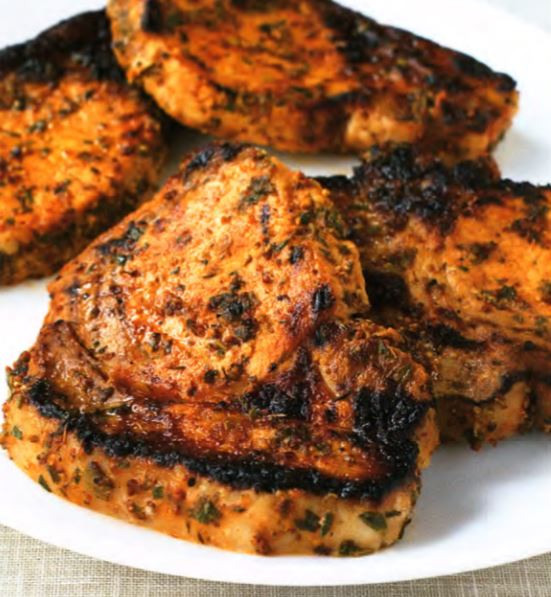 Свиные отбивные, маринованные в горчице и зелени