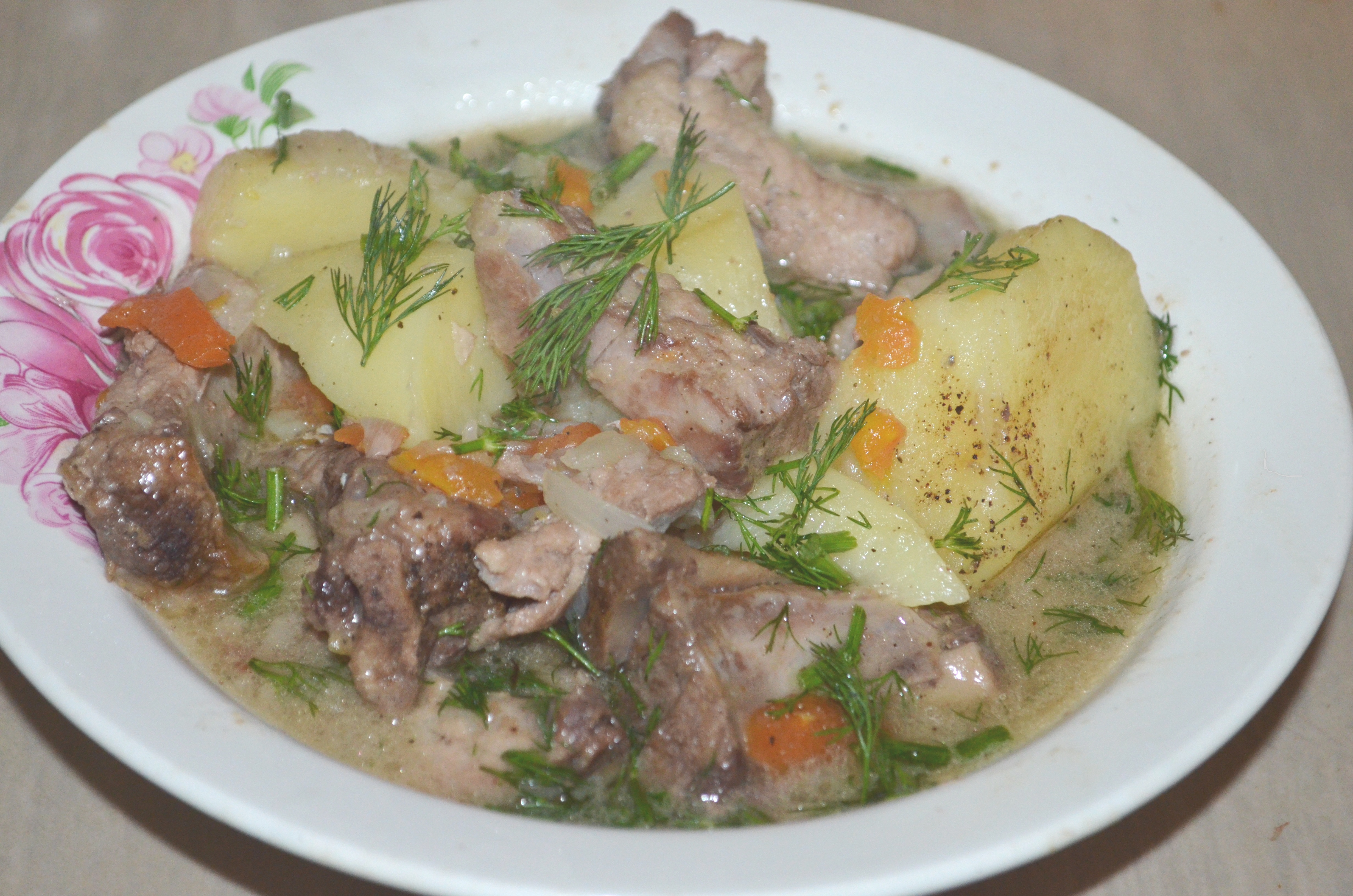 Свиные ребрышки, тушенные с картошкой