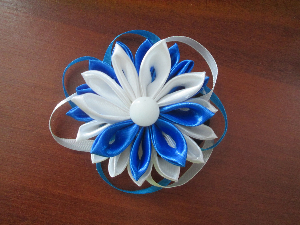 Бантик на резинке в технике канзаши