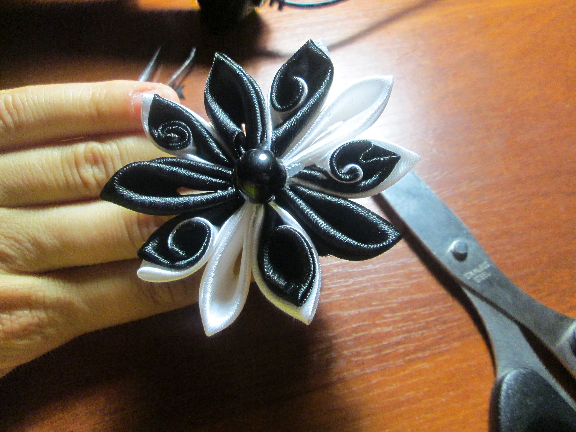 Изящный черно-белый бантик на резинке в технике канзаши