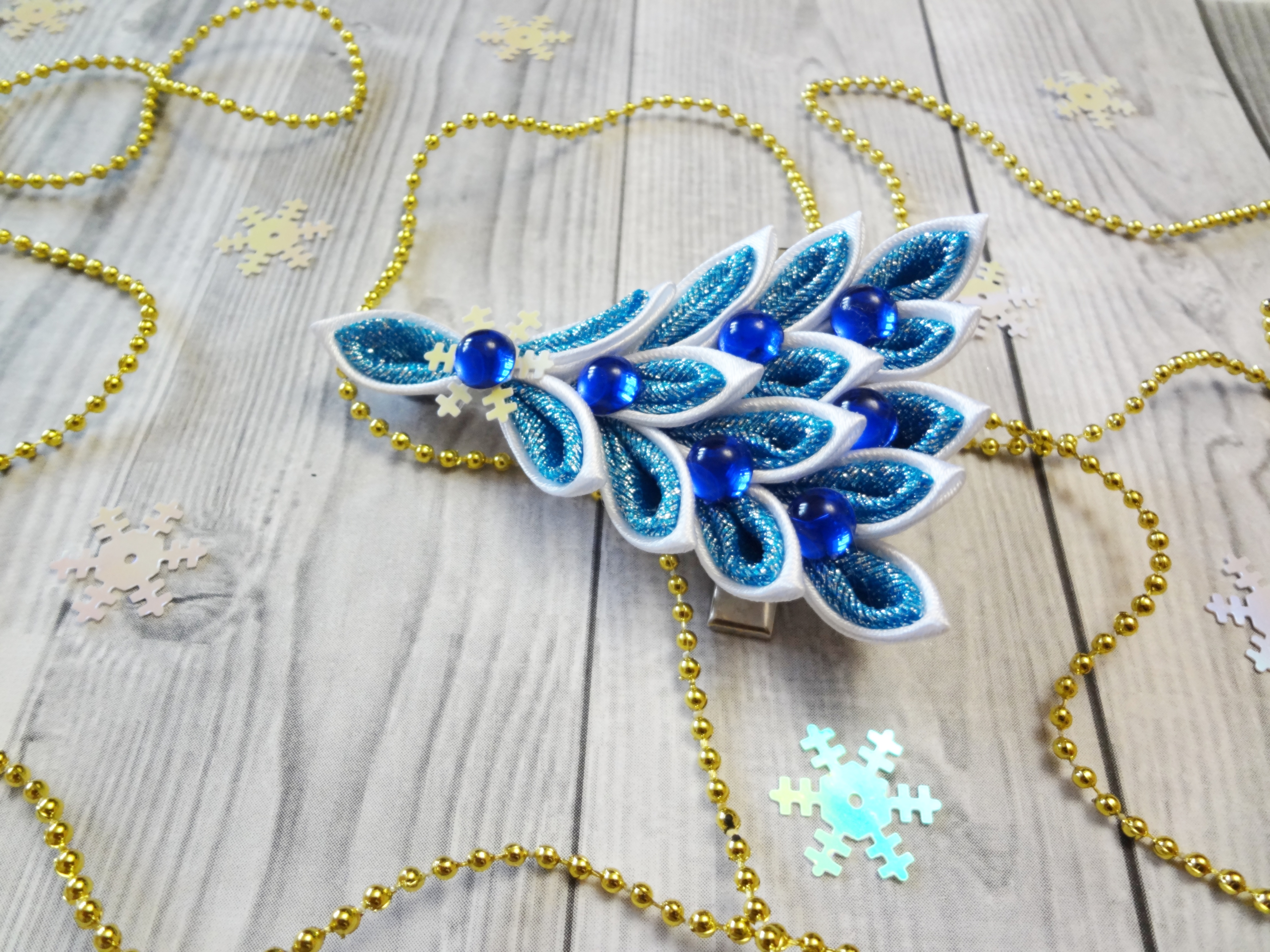 Праздничный зажим для волос - елочка канзаши