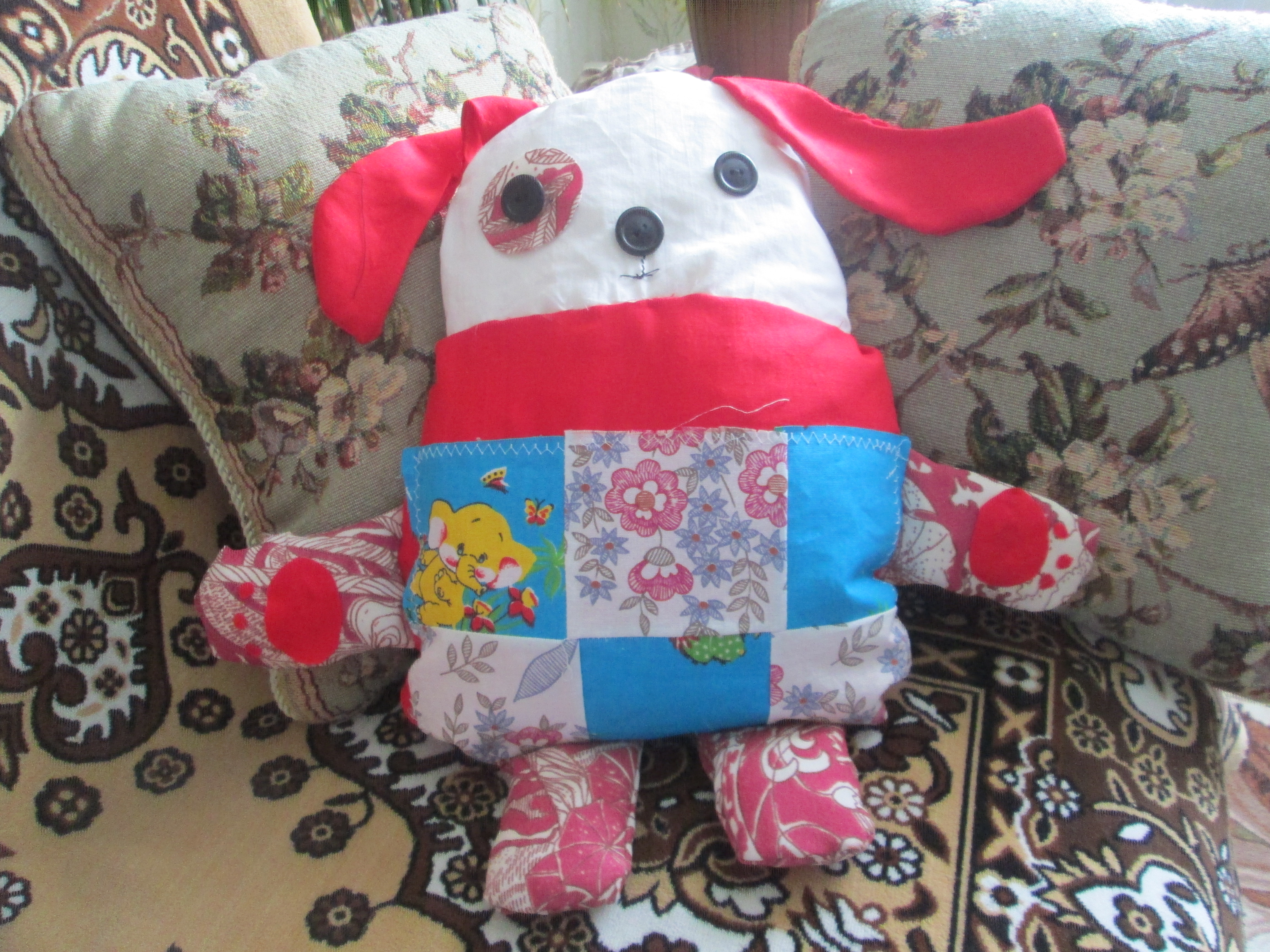 Забавная лоскутная подушка-собачка