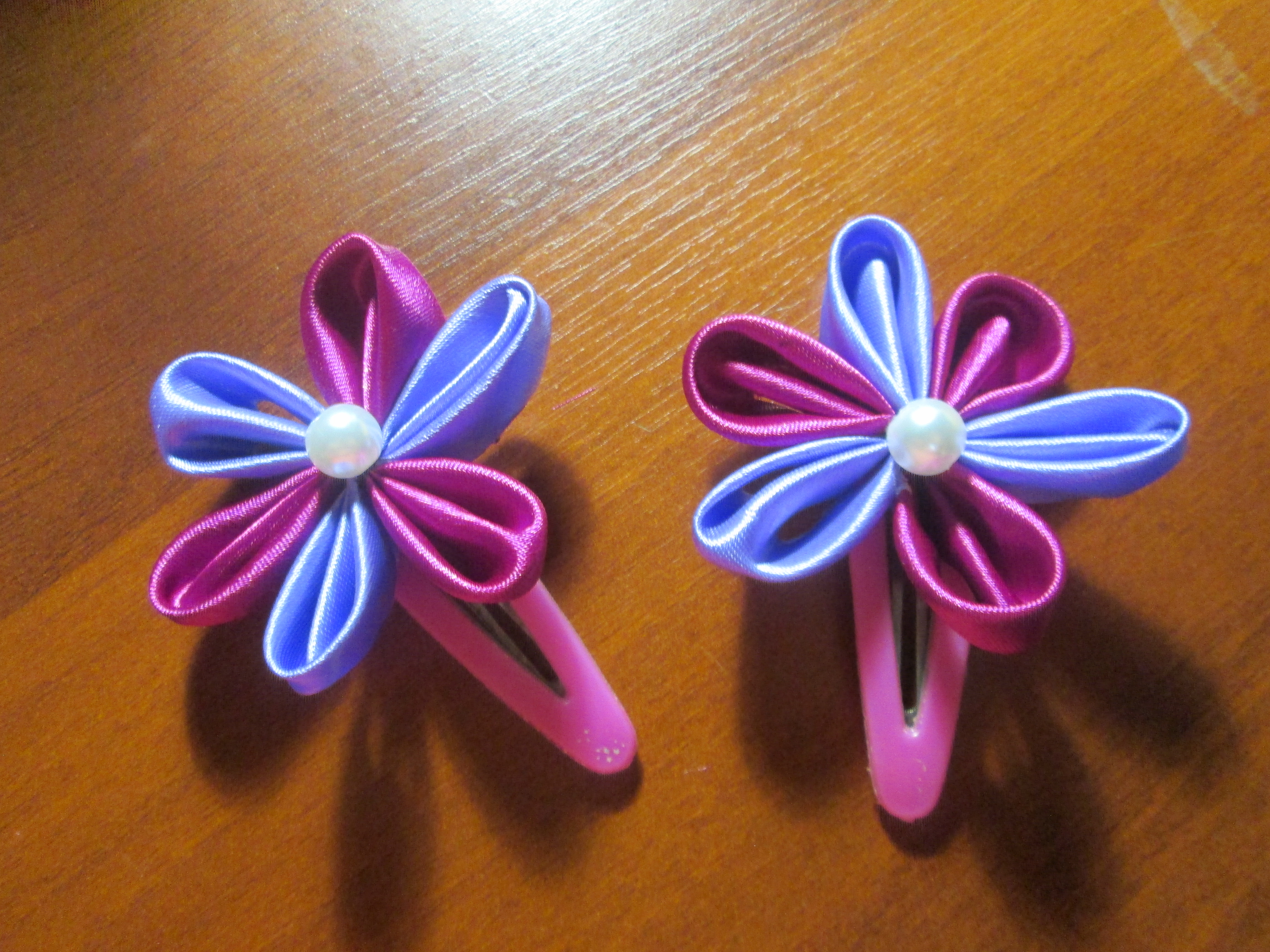 Заколочки с цветочками в технике «канзаши»