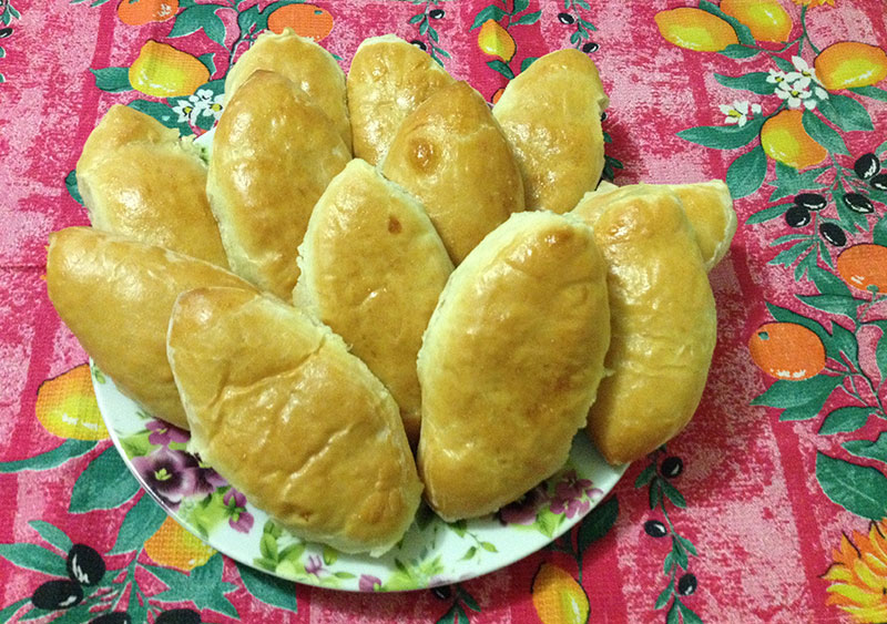 Пирожки с яблоками, грецкими орехами и мятой