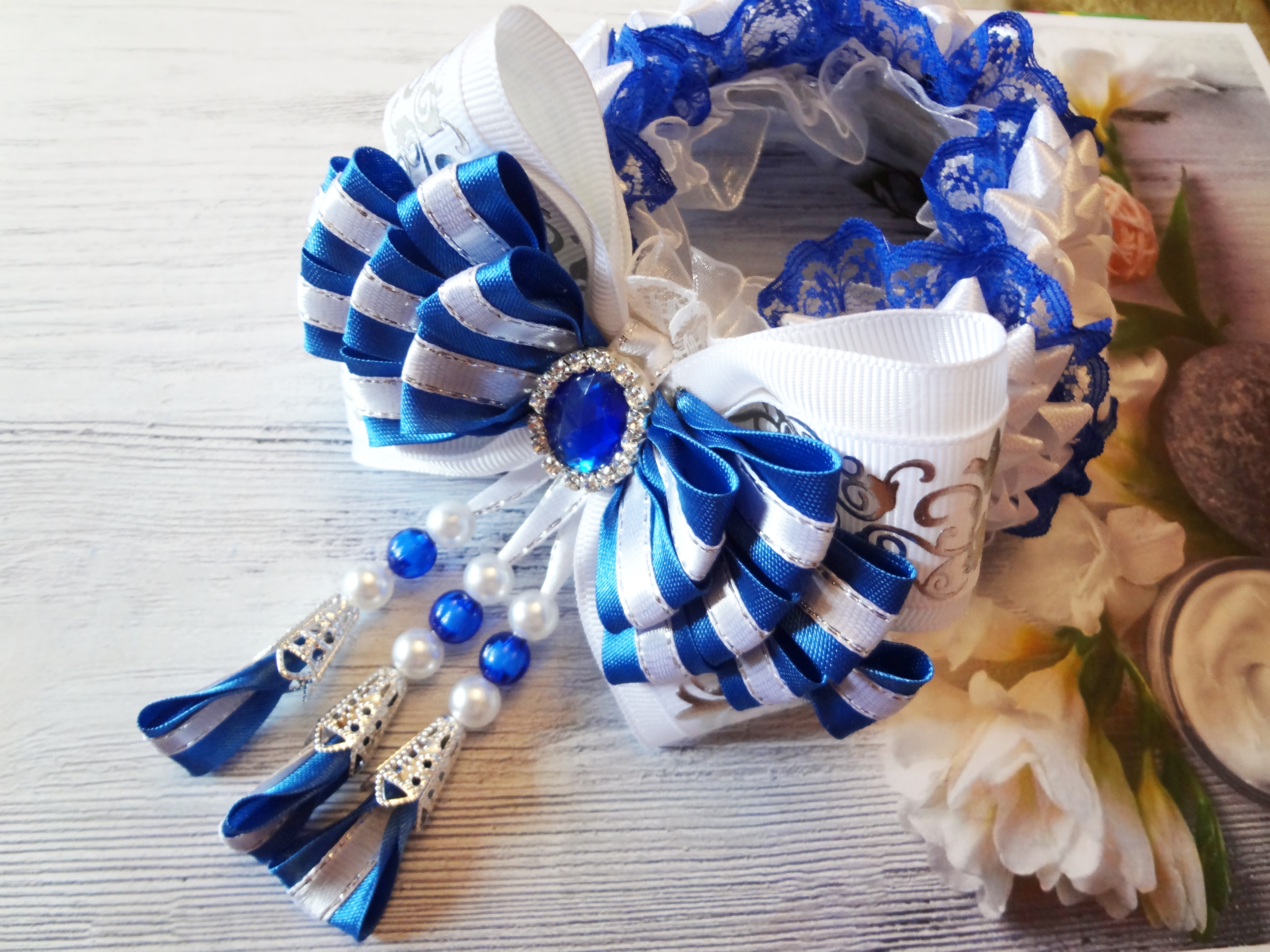 Нарядная резинка с цветами, бантом и кисточками на высокую прическу