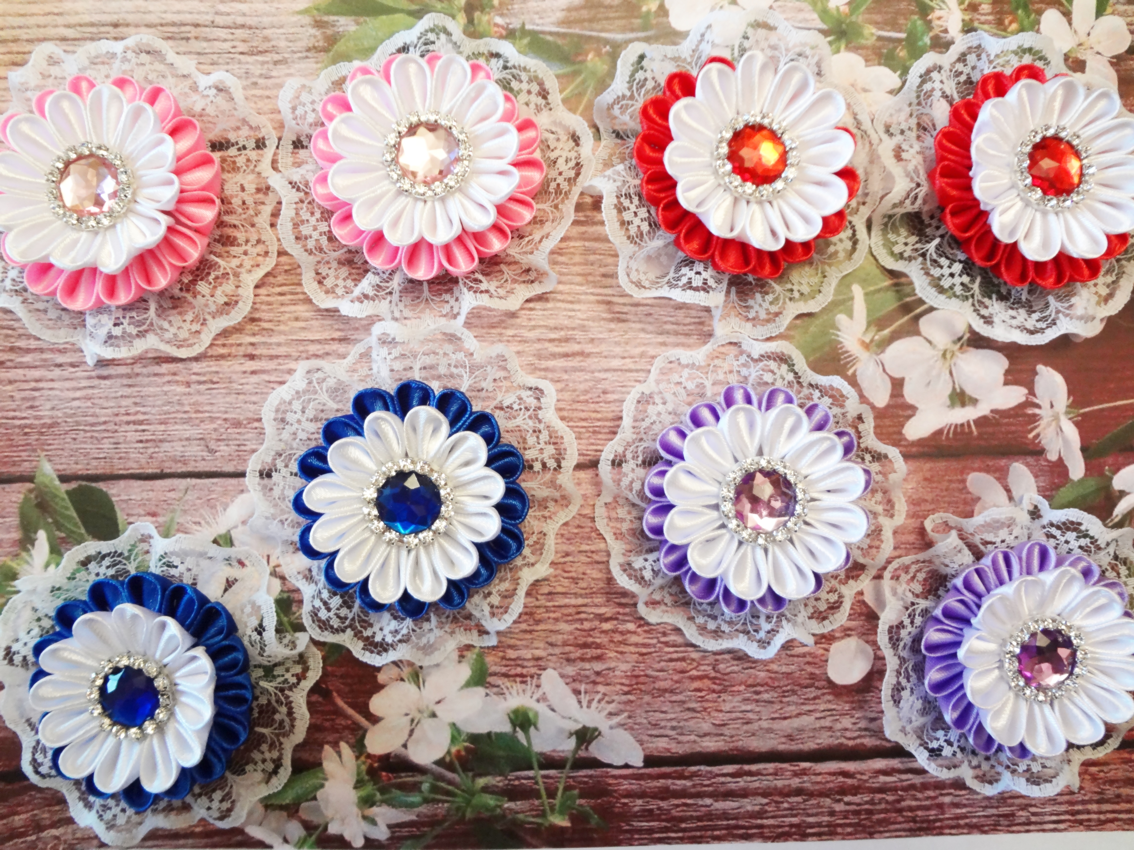 Нежные зефирки-канзаши - заколки-зажимы для девочек